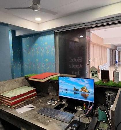 Oyo Hotel Apple Inn Surat Eksteriør billede
