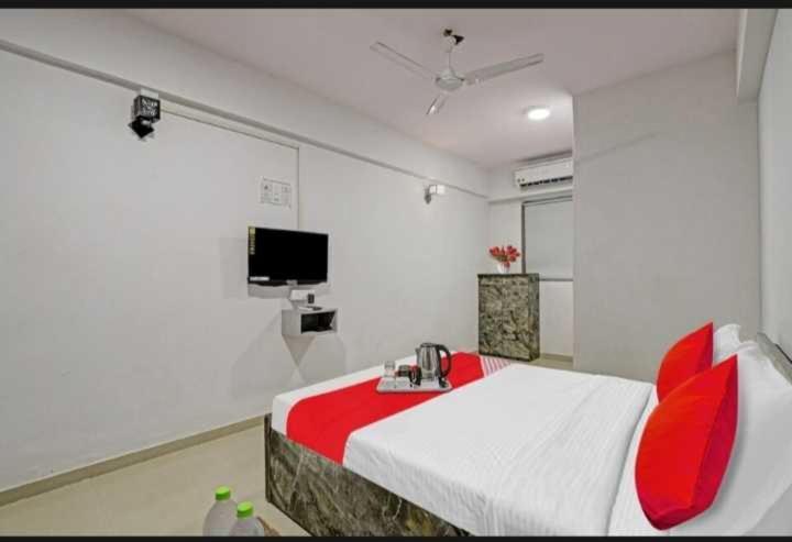 Oyo Hotel Apple Inn Surat Eksteriør billede
