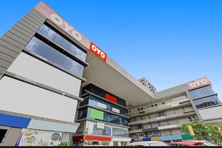 Oyo Hotel Apple Inn Surat Eksteriør billede